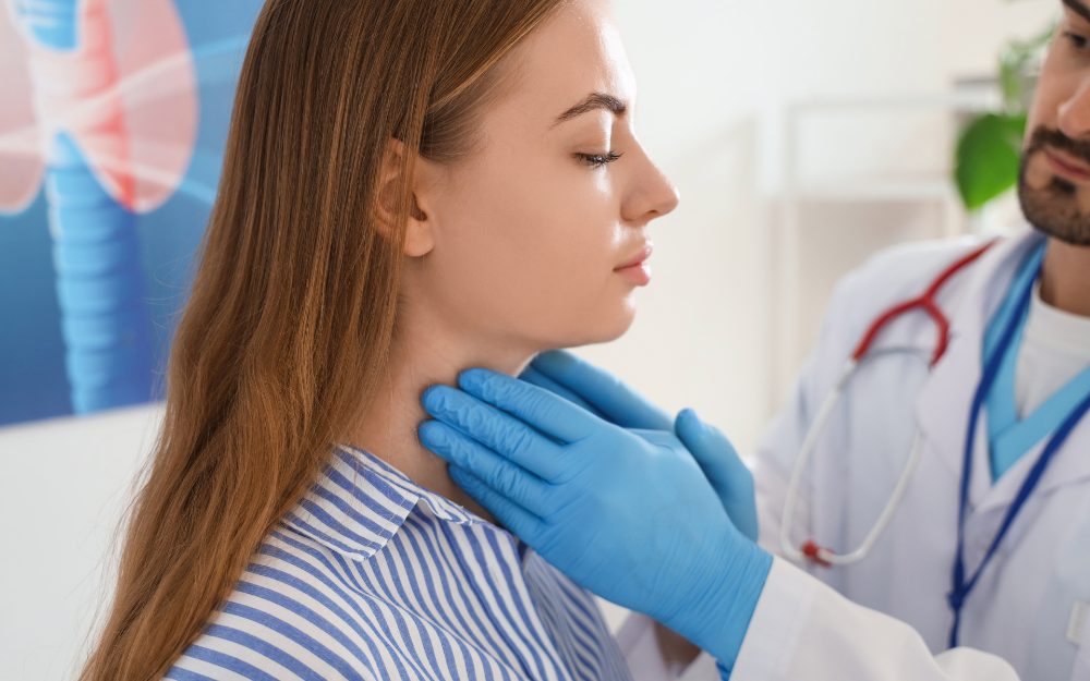 Médico avaliando paciente em consultório